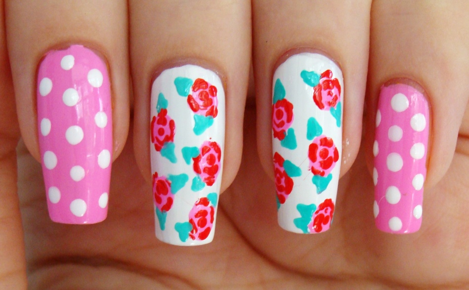Delicate red roses on nails