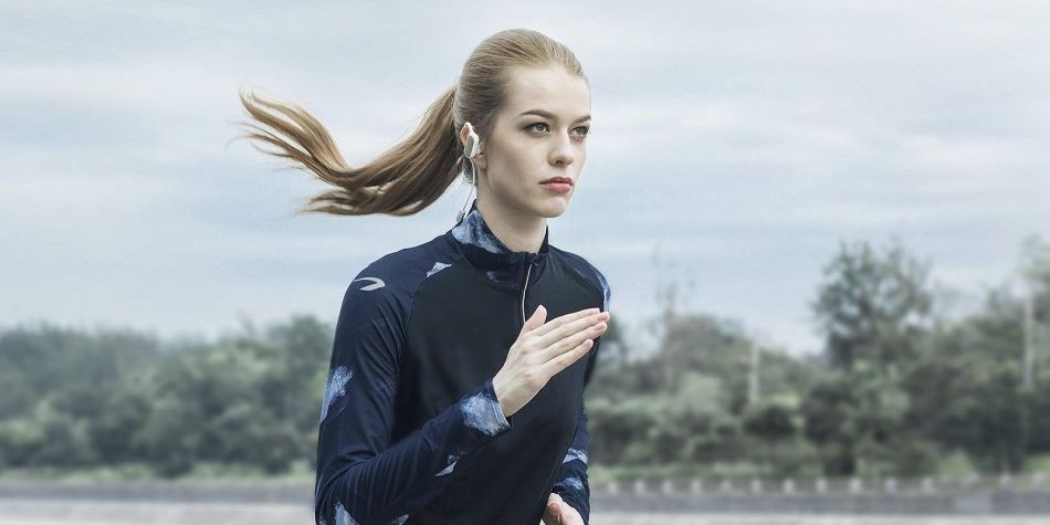 Wireless headphones as a gift are perfect for girls who prefer running