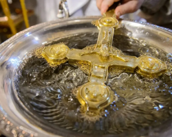 Lehetséges -e szent vizet hozzáadni a teához, a kávéhoz, az ételhez: főzhetek? Hogyan használják a Szent Vízet?