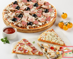 Bagaimana cara menyiapkan produk pizza-semi beku dengan benar dan lezat? Apakah mungkin menyiapkan pizza beku dalam microwave?