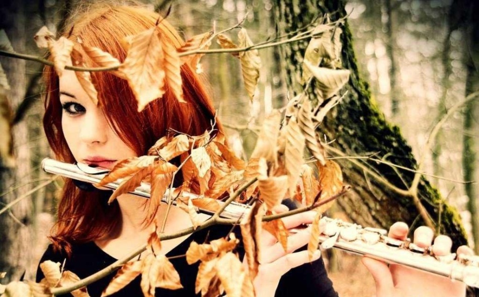 Titokzatos Angelica az őszi erdőben, fuvolával a kezében