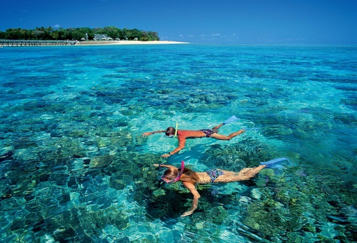 El agua es tan transparente que el fondo es completamente visible