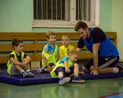 Kényszerítenem kell a gyermeket, hogy menjen a bögrékbe? Milyen körökre van szüksége a gyermeknek? Szüksége van -e a gyermeknek körökre és szakaszokra?