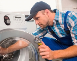 La machine à laver saute lors du pressage du linge: raisons, que faire pour éliminer?