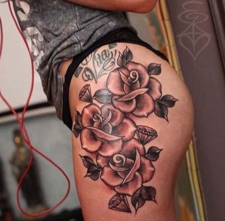 Татуировка роза на бедре девушки
