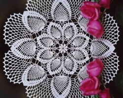 Οι χαρτοπετσέτες του Crochet είναι απλές και όμορφες για αρχάριους με διαγράμματα και περιγραφή: ιδέες, φωτογραφία. Πώς να συνδέσετε ένα ανοιχτό, τετράγωνο, ιαπωνικά, οβάλ, στρογγυλό, ορθογώνιο, νέο έτος, ηλίανθο, χαμομήλι, με τη μορφή νιφάδων χιονιού, βιολετί: Περιγραφή, Σχέδια