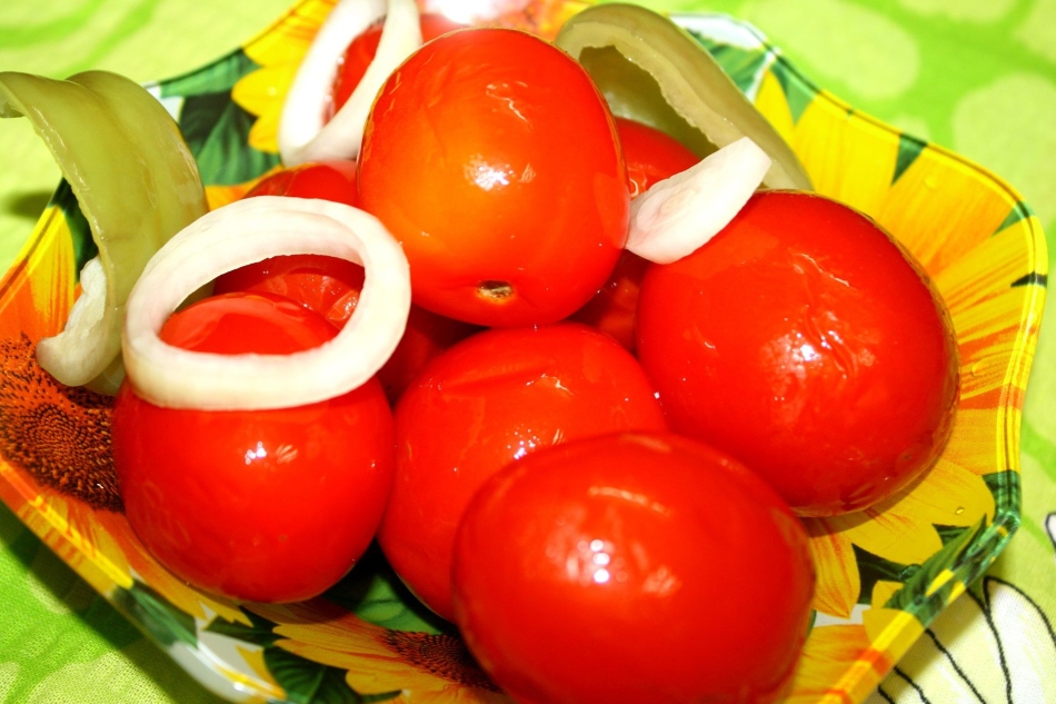 Petites tomates réalinées dans l'eau minérale