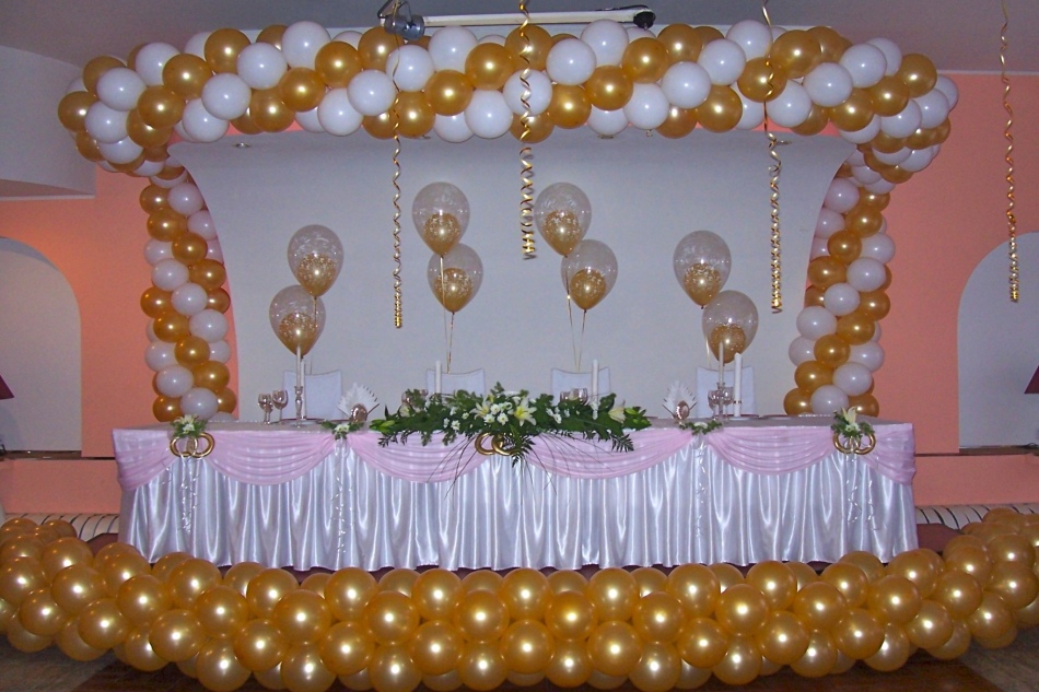 Ide siap -buatan untuk dekorasi pernikahan dengan karangan bunga dari bola, contoh 9