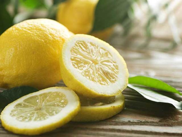 Cukorszeletekkel ellátott citrom receptjei egy üvegedényben, törölt, limonádé, üres télen. Zöld és fekete tea citrommal, cukorral és cukor nélkül: haszon, kalóriatartalom