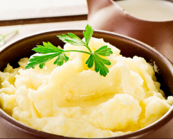 Dois-je ajouter un œuf cru à la purée de pommes de terre: pourquoi est-ce possible, est-ce dangereux pour la santé? Comment est-il juste et à quel stade de préparation pour entrer dans un œuf cru dans la purée de pommes de terre?