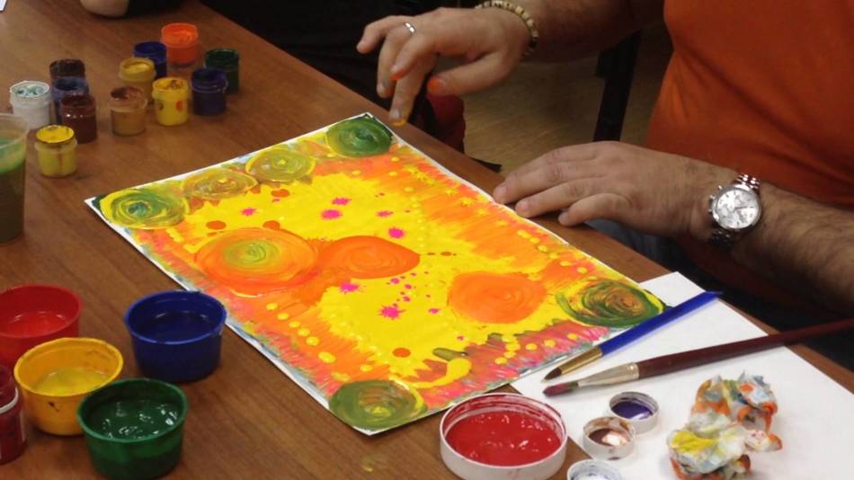 Dessin avec des peintures colorées avec des doigts comme méthode de soulagement du stress