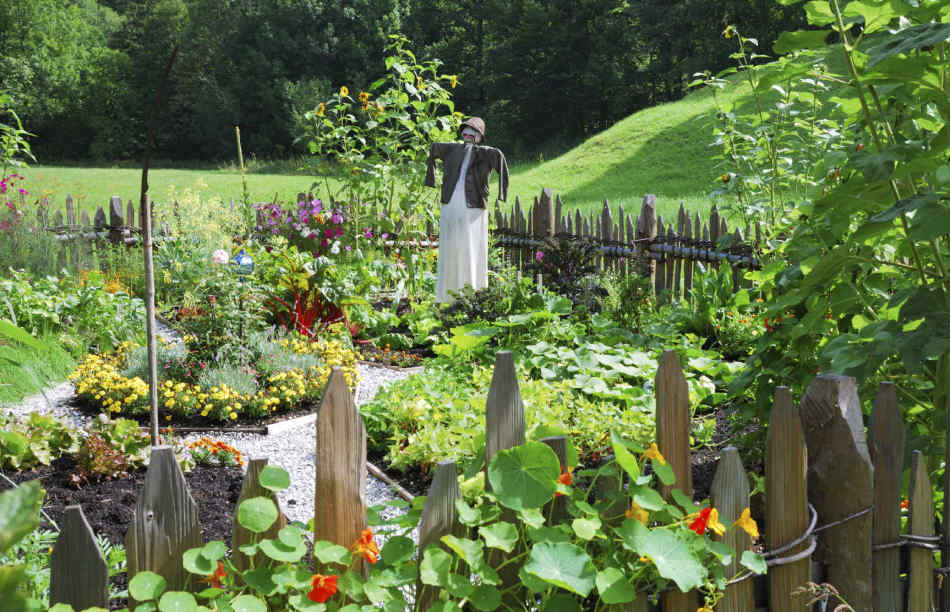 Spaventapasseri da giardino come elemento di un arredamento del cortile privato