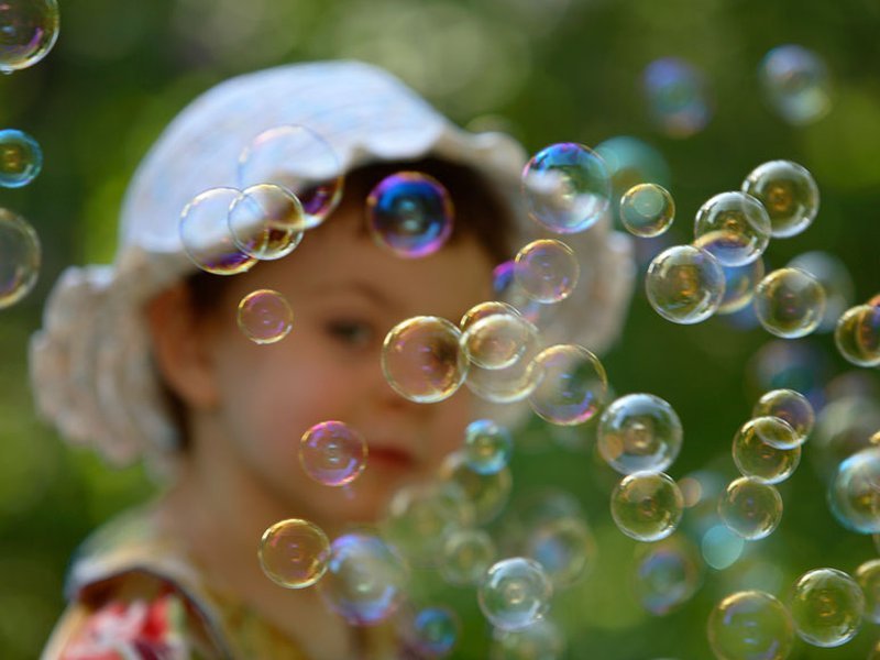 Красочные мыльныы пузыри в воздухе из домашнего раствора, фото 2