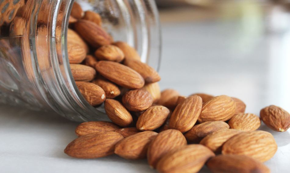 El contenido de calorías de la almendra es un poco menor que el contenido de calorías de las nueces