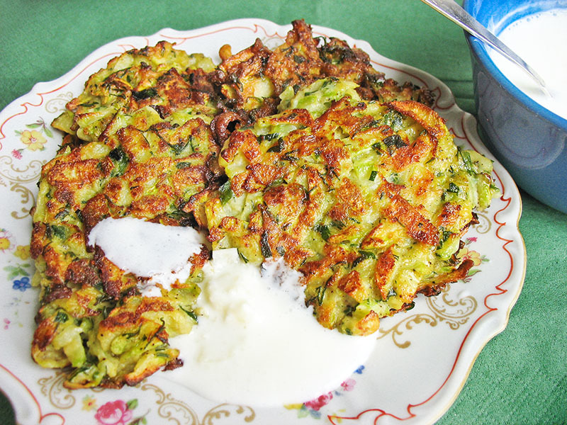 Pancake dari zucchini dan kentang