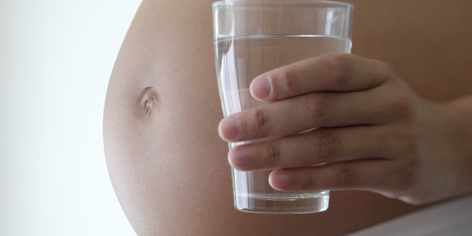 La meilleure boisson pour les femmes enceintes est de l'eau potable