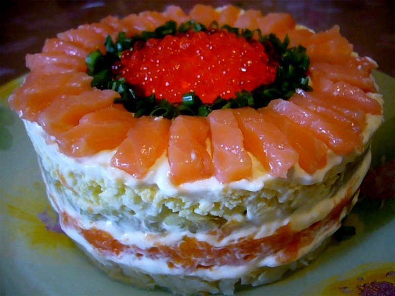 Salad tenderness with salmon and cheese