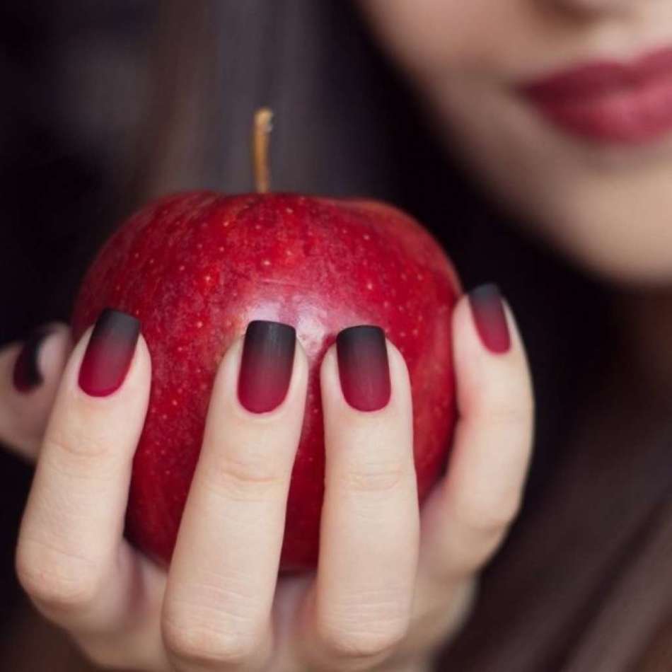 La manicura de gradiente es rojo-negro