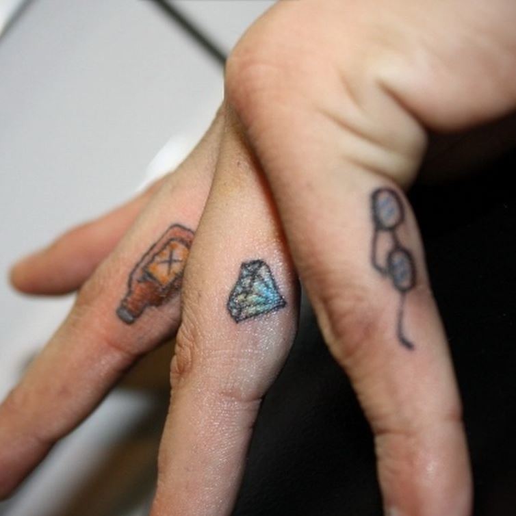 Татуировки между пальцев - это практично и оригинально