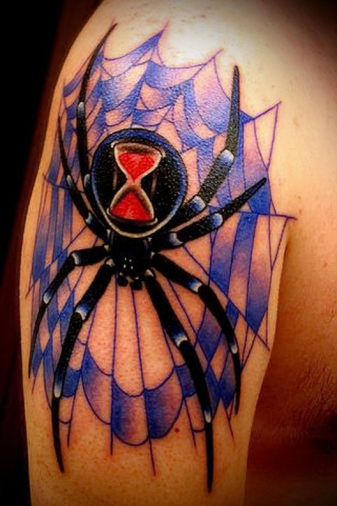 Цветное тату с пауком, на котором явно заметны песочные часы, символизирующие время