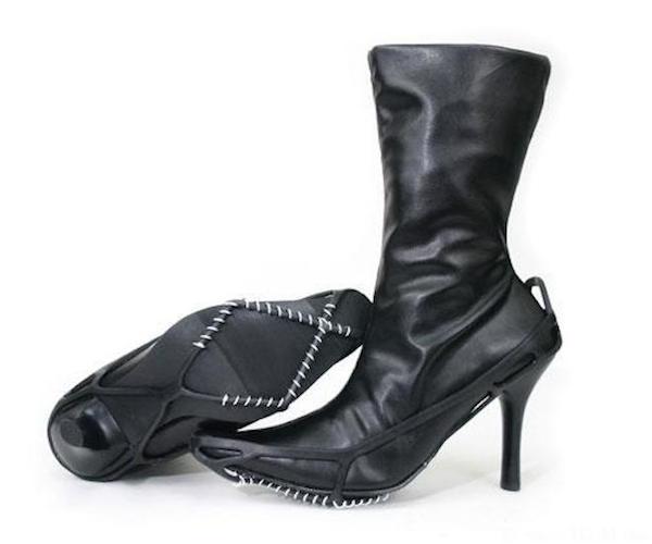 Sepatu bot wanita dengan sepatu hak