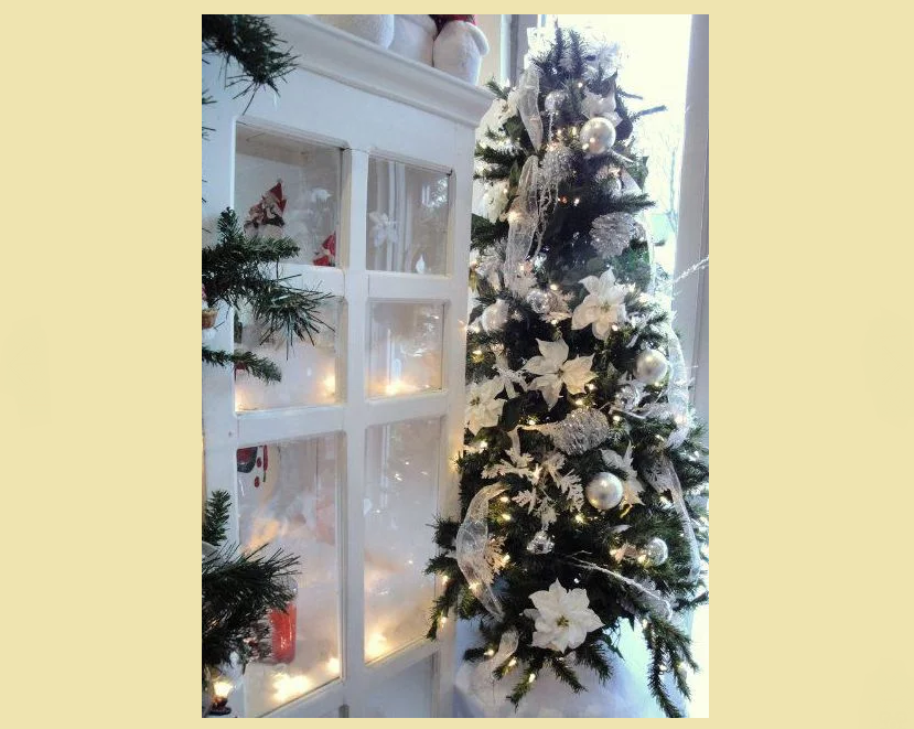 Красивое украшение елки в бело-серебристом цвете: идеи, фото