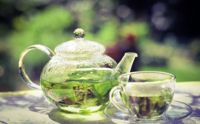 Le thé à feuilles de Brusnika pendant la grossesse peut être traité avec un rhume.