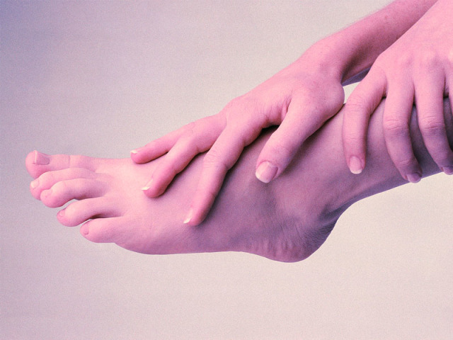 Почему болит пятка: причины и лечение болей в пятках ног. Как избавиться от боли в пятке? К какому врачу обращаться, если болят пятки?