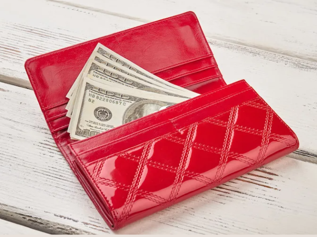 Why should the money be worn in a red wallet on Feng Shui? How does a red wallet attract money?