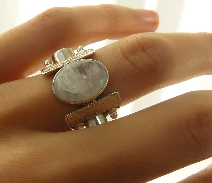 Перстень из лунного камня