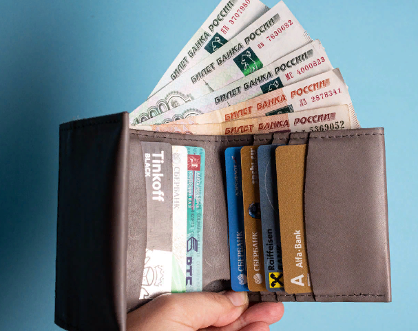 Ha meg kell változtatnia a régi pénztárcát egy újhoz: jelek a vásárláshoz. Lehet -e vásárolni egy pénztárcát magának?