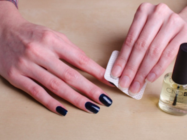 Как легко снять шеллак в домашних условиях не повредив ногти: способы. Как снять шеллак с нарощенных ногтей: инструкция. Как восстановить ногти после удаления шеллака?
