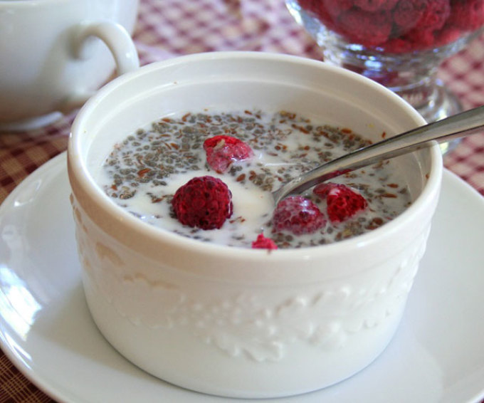 Porridge de lin sur le kéfir avec des framboises