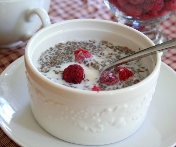 Flachsbrei auf Kefir mit Himbeeren