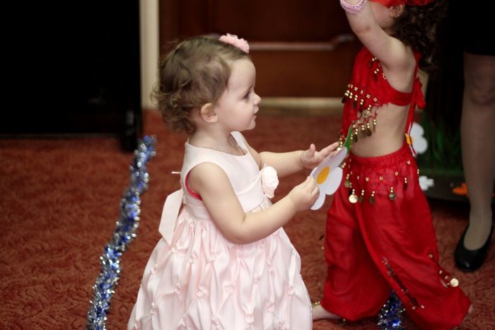 Pour que les enfants ne s'ennuient pas, préparez le programme selon ce schéma: mini-performance, concours, poèmes, chansons et danse