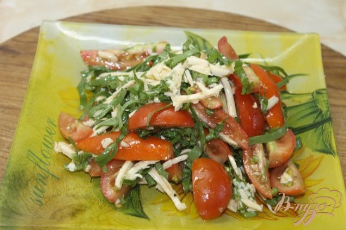 Salad with sorrel and tomatoes under the cheese.