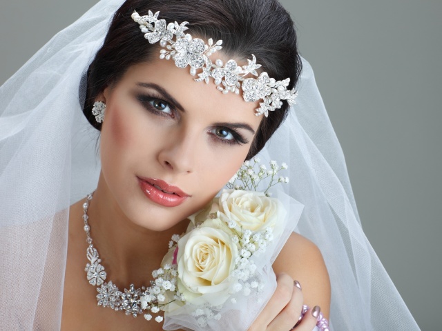 Όμορφα και ασυνήθιστα κοσμήματα γάμου για μια νύφη χρυσού, χάντρες, υφάσματα. Κοσμήματα γάμου για τη νύφη στο κεφάλι στο χτένισμα, στο χέρι, το λαιμό, το φόρεμα με τα χέρια σας