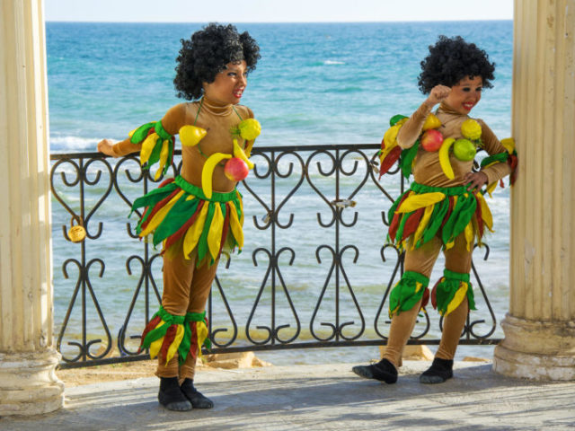 Costume de Papouas pour un garçon et une fille de vos propres mains: instructions détaillées, photo