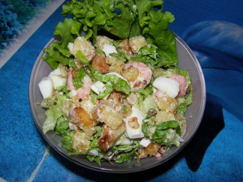 Salad dengan kirieschi, nanas dan tongkat kepiting