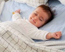 Kako hitro poskočiti otroka pred spanjem? Načini gibanja, da bi otrok postavil v posteljo. Ali moram prenesti otroka v vaše roke?