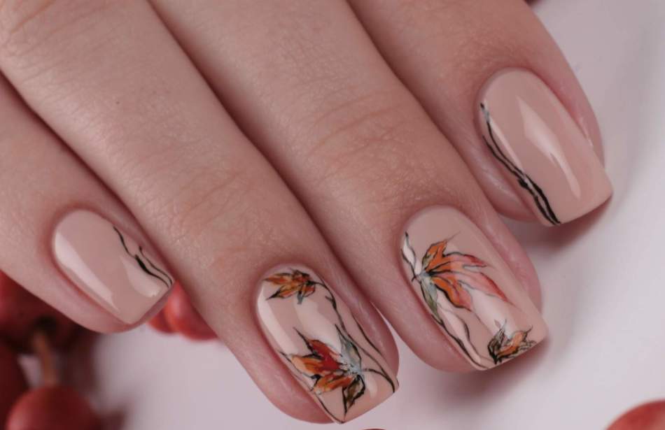 Manicura de otoño con hojas