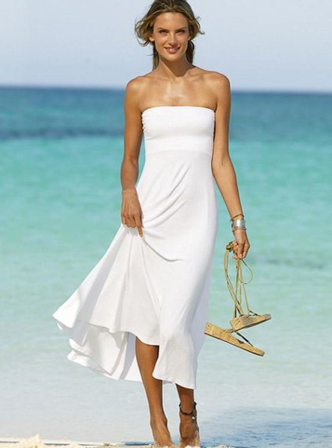 Λευκό φόρεμα στην παραλία με φούστα