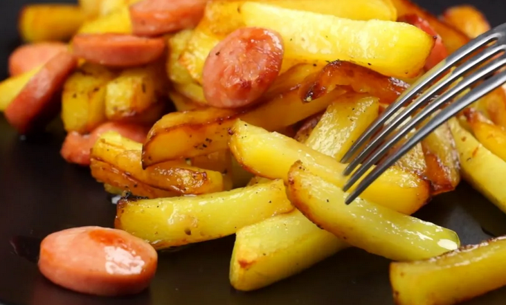 Plat de pommes de terre et de saucisses savoureuses