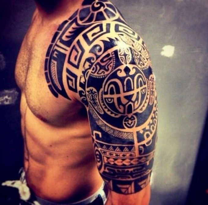 Эффектное полинезийское тату на мужском плече