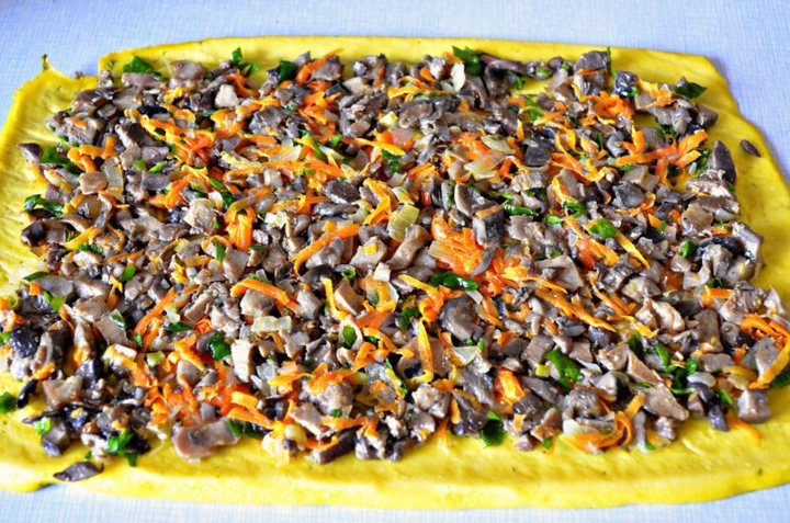 Roulette omlet avec champignons: disposer de la garniture