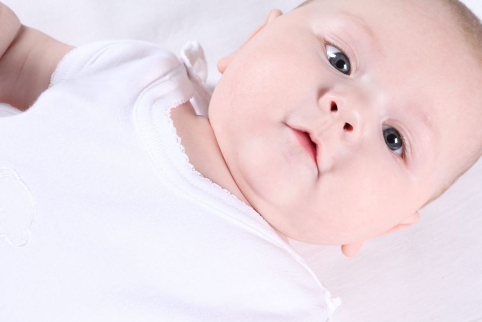 Chez les enfants de moins de 4 mois, le strabisme peut être temporaire en raison de la faiblesse des muscles oculomoteurs.