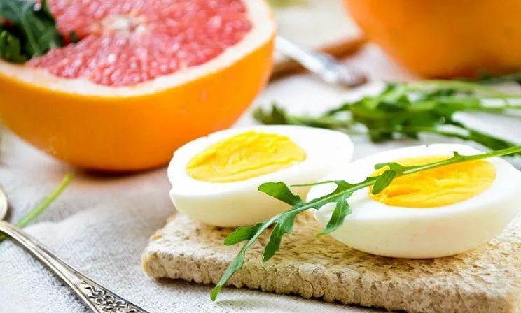Diet grapefruit dengan telur, protein