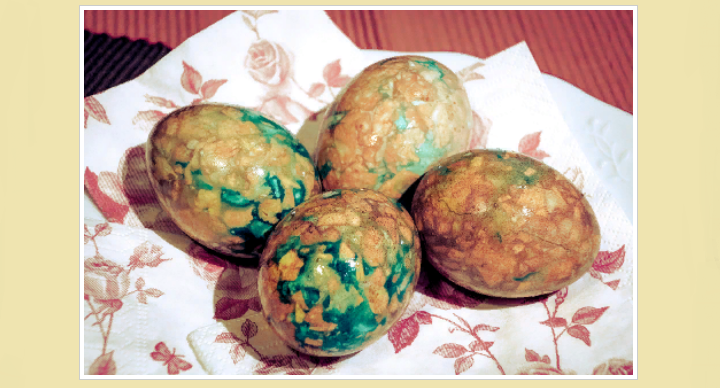 Мраморные яйца, покрашенные при помощи зеленки и луковой шелухи