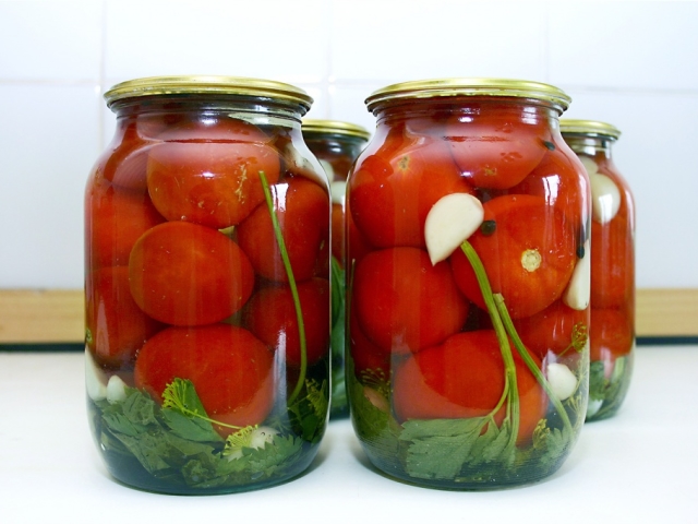 Les tomates pour l'hiver sont des recettes. Tomates en conserve et marinée dans les banques