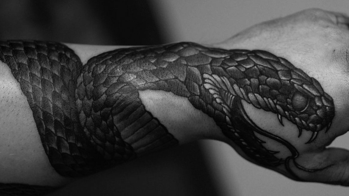 Тату змея на руке мужской